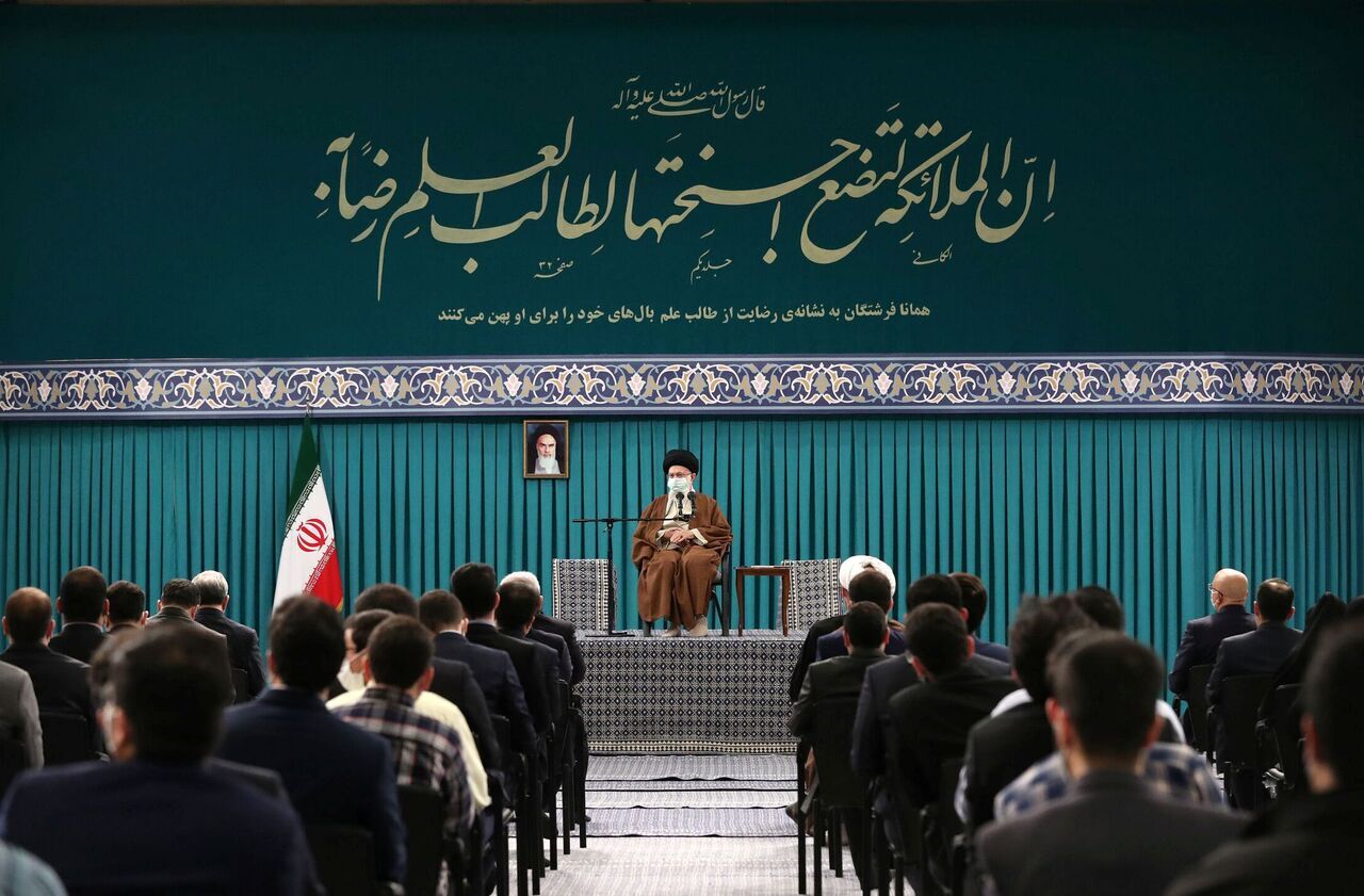 Imam Khamenei receives science elite