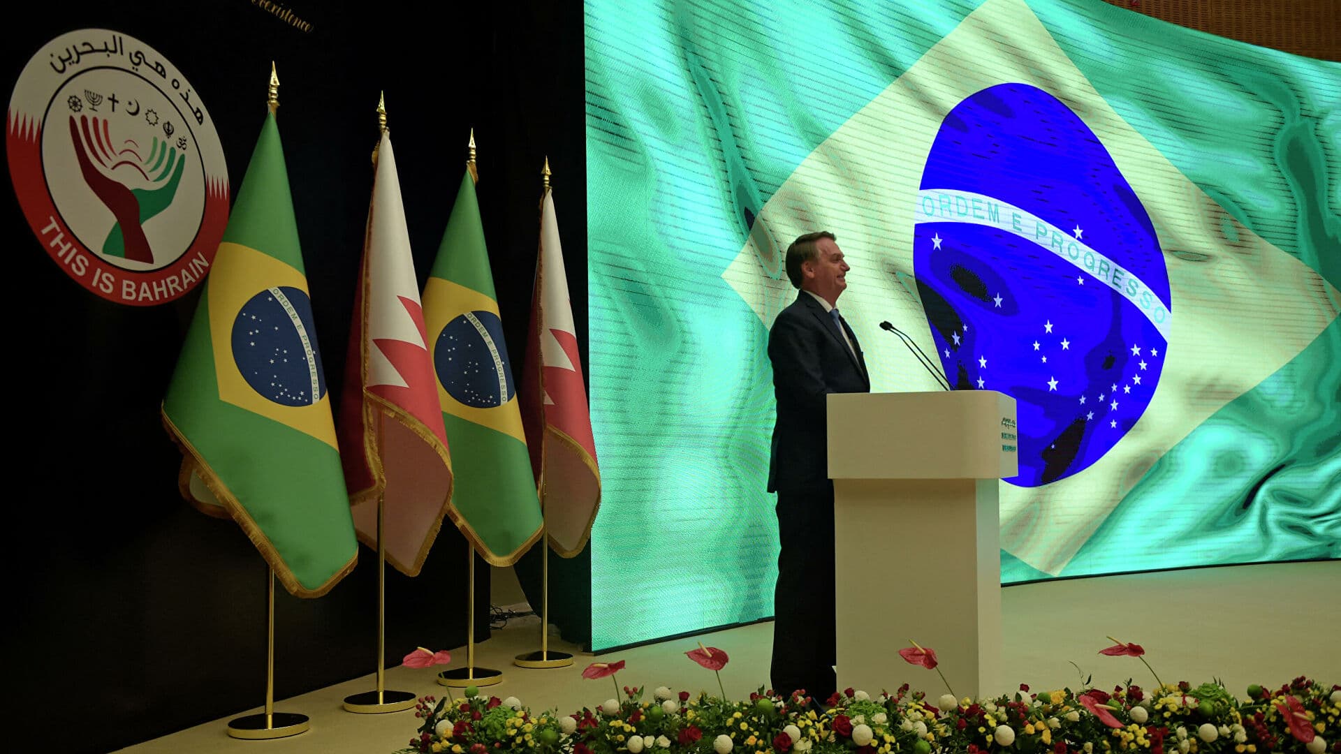 O que Bolsonaro pode oferecer e 'colher' em viagem ao Oriente Médio?