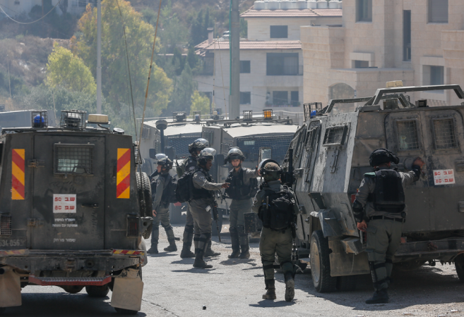 قوات العدو الصهيوني تعرقل وصول الطلاب الفلسطينيين لمدارسهم في نابلس لليوم الثالث على التوالي 