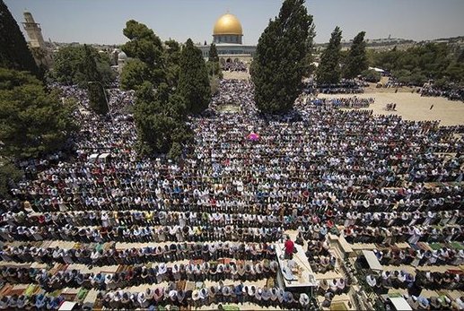 عشرات الآلاف من الفلسطينيين يؤدون صلاة الجمعة في المسجد الأقصى