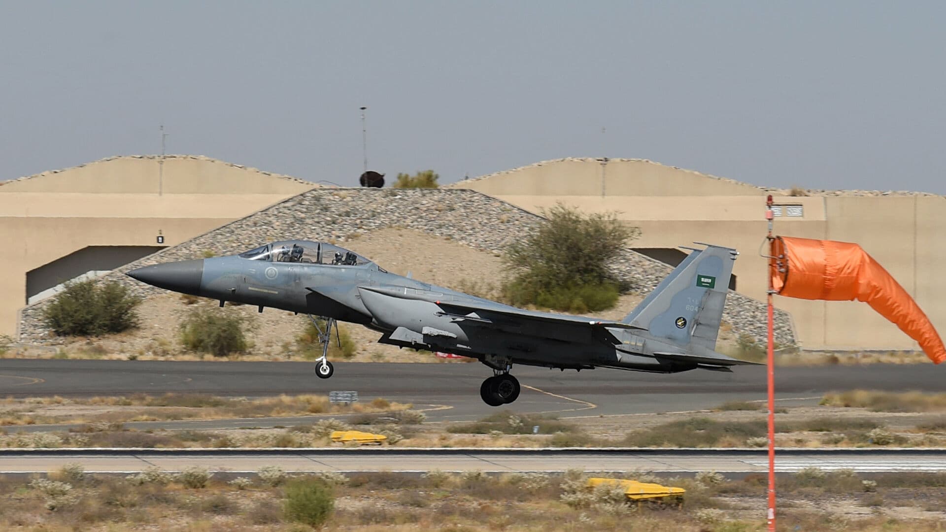 Houthis afirmam ter atacado base militar e refinarias de petróleo em cidades na Arábia Saudita