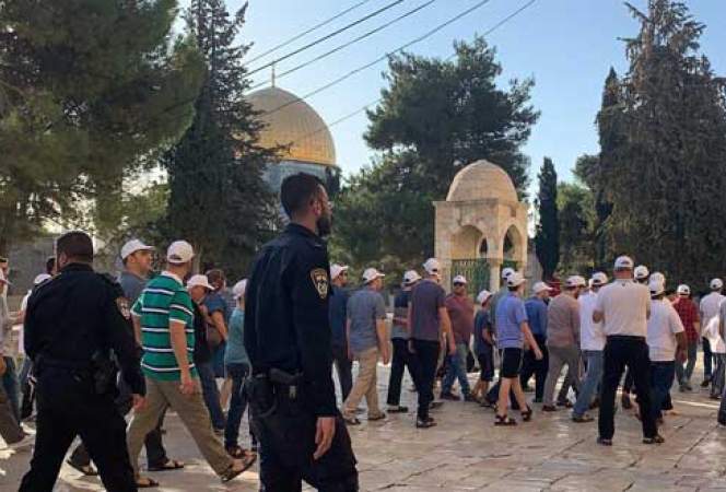 عشرات المستعمرين الصهاينة يدنسون الأقصى المبارك