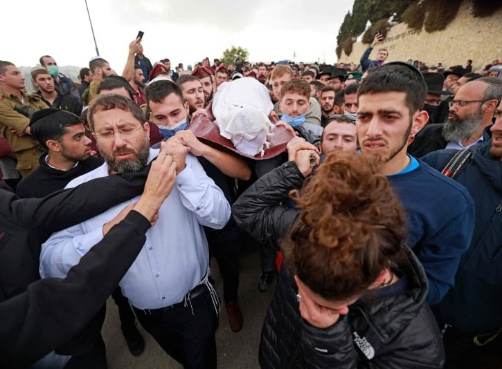 صهاينة دفنوا قتيلهم الذي صرع بعملية القدس المحتلة التي نفذها الشهيد "فادي أبو شخيدم"