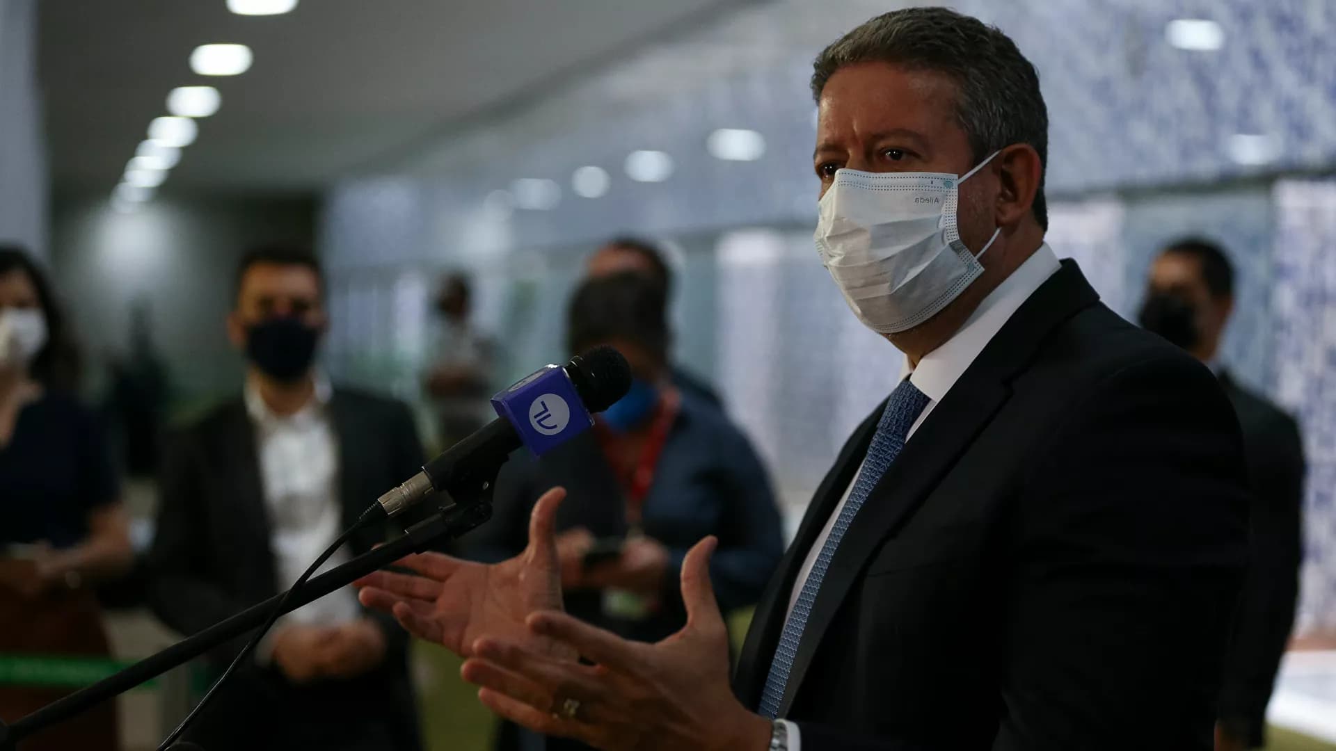Lira diz não depender de Bolsonaro para se reeleger e que Brasil está em ritmo 'permanente de crise'