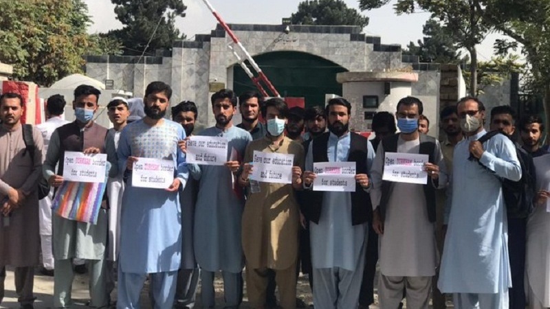افغان طلبہ کا پاکستانی سفارت خانے کے باہر مظاہرہ
