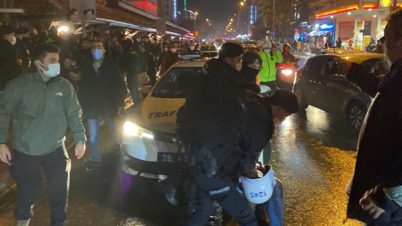 Протесты против президента Турции после беспрецедентного падения лиры по отношению к доллару