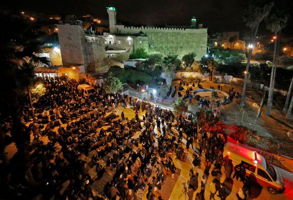 الآلاف يؤدون صلاة الفجر في المسجد الإبراهيمي بالخليل
