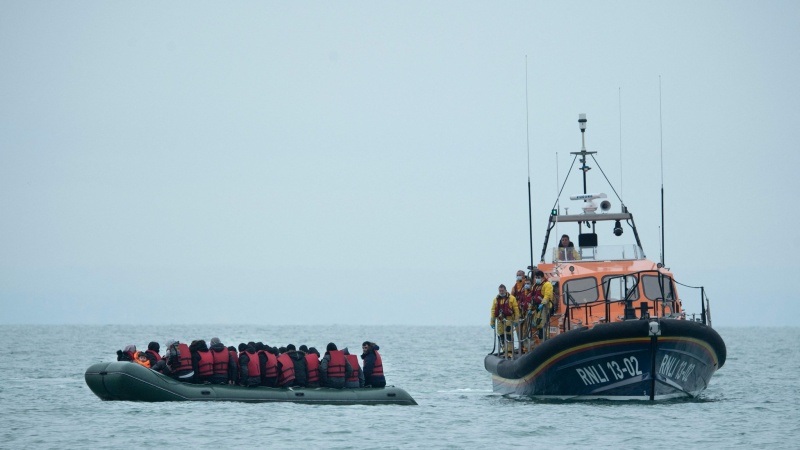 英仏海峡で移民乗るボートが沈没　３１人死亡・１人不明
