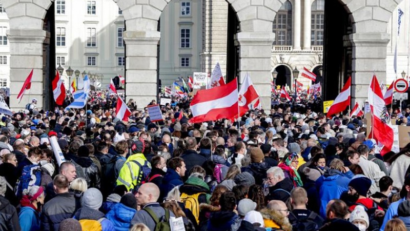 Proteste in Austria contro la stretta anti-Covid