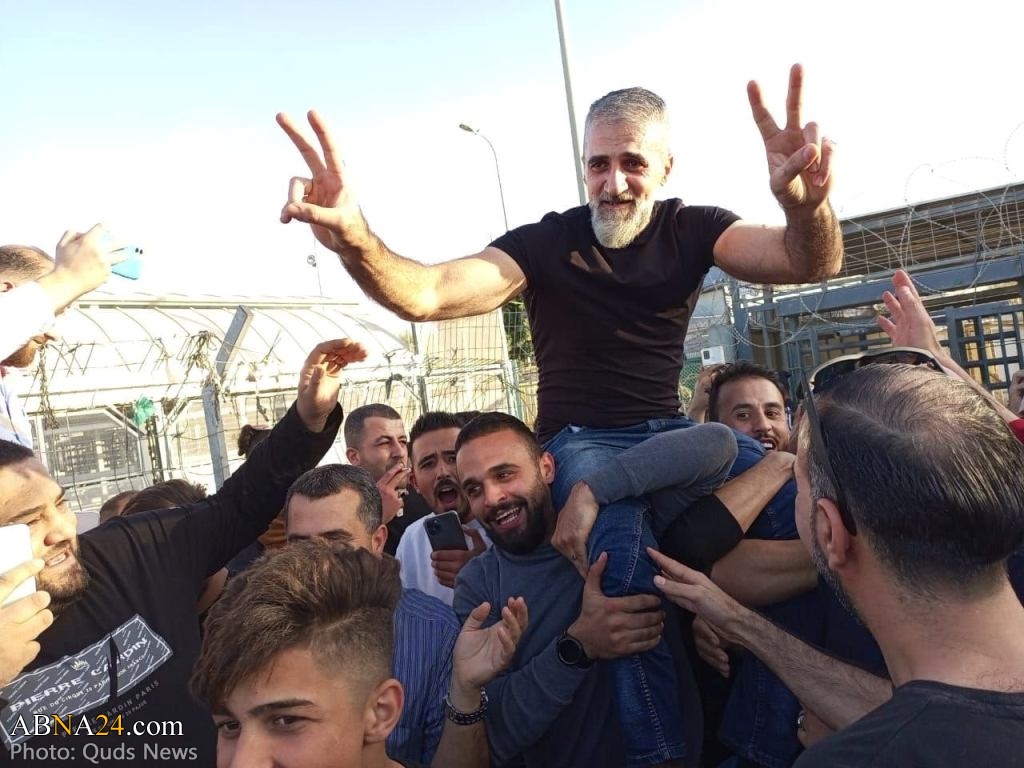 Video: Palestinian prisoner 'Belal Jouda' embraces freedom and hugs his mother after 20 years in Israeli jails