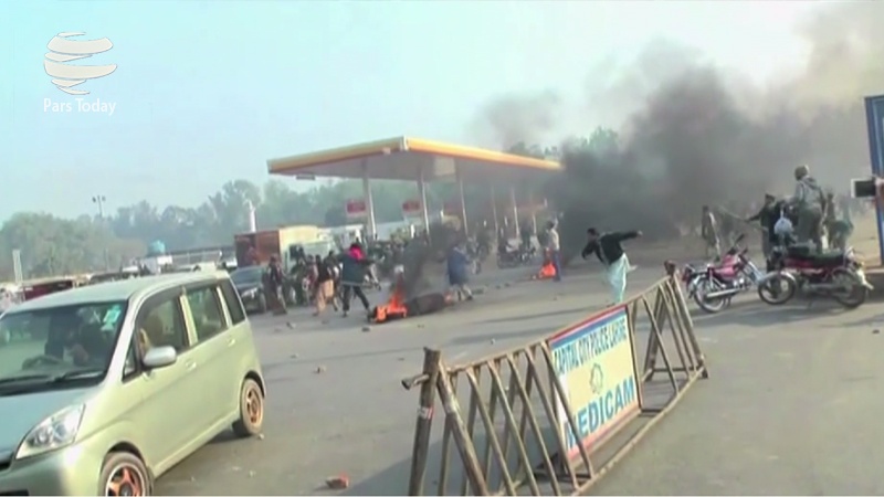 پاکستان میں قرآن پاک کی بے حرمتی پر فسادات، کئی  پولیس اسٹیشن اور گاڑیاں نذر آتش