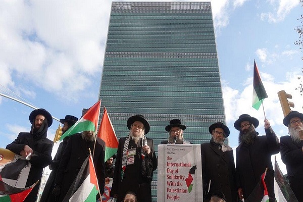 Antizionistische Demo vor dem UN-Gebäude in New York