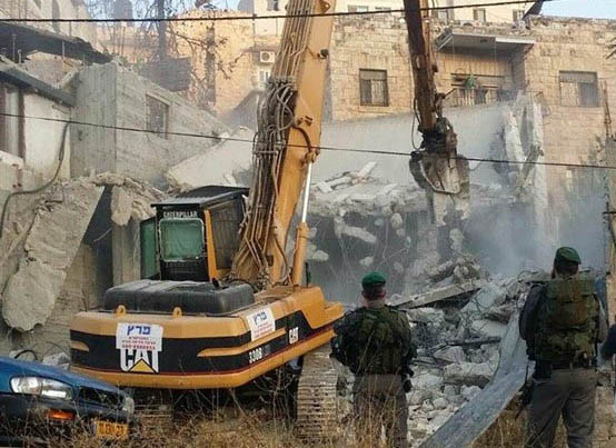 قوات العدو الإسرائيلي تهدم 4 منازل فلسطينية في الخليل