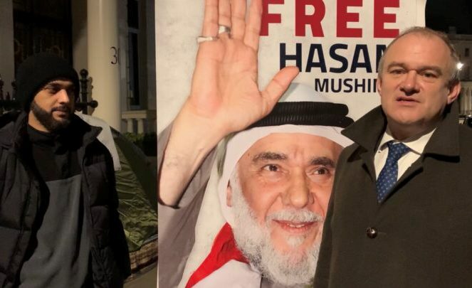 زعيم حزب الأحرار البريطاني يزور الناشط البحراني علي مشيمع المضرب عن الطعام أمام سفارة البحرين