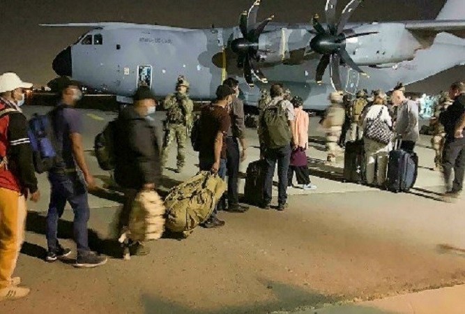 فرنسا تجلي أكثر من 300 شخص من أفغانستان