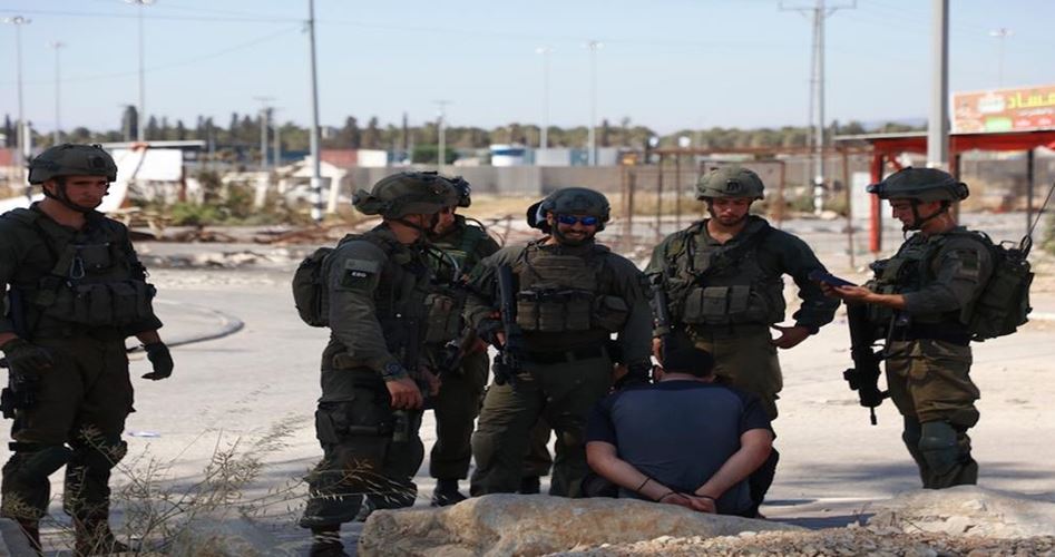Israeli occupation forces detain two Palestinian children, an elderly in al-Khalil