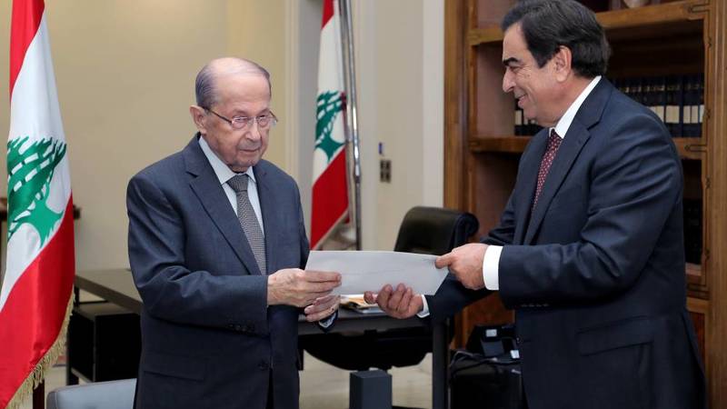 الرئيس عون يقبل استقالة قرداحي وماكرون يقود وساطة فرنسية مع السعودية