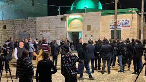 أهالي اللد يحتشدون أمام المسجد الكبير لحمايته من المستوطنين
