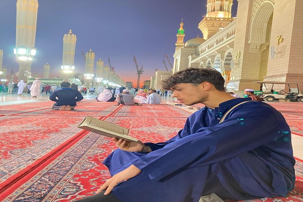 Britischer muslimischer Sänger rezitiert Koran in der Prophetenmoschee