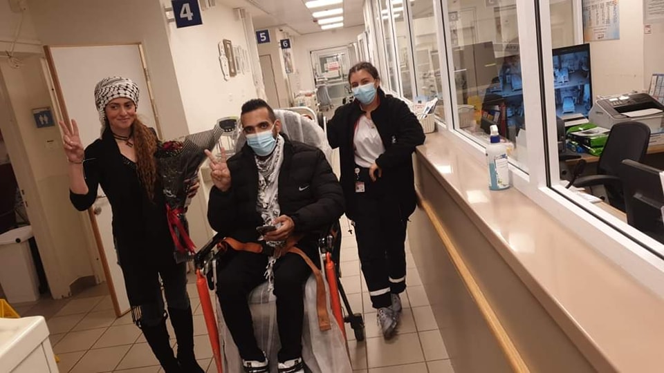 Palestinian prisoner set free after 131 days of hunger strike