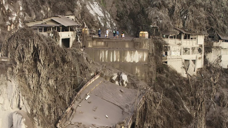 Число жертв извержения вулкана в Индонезии возросло до 34