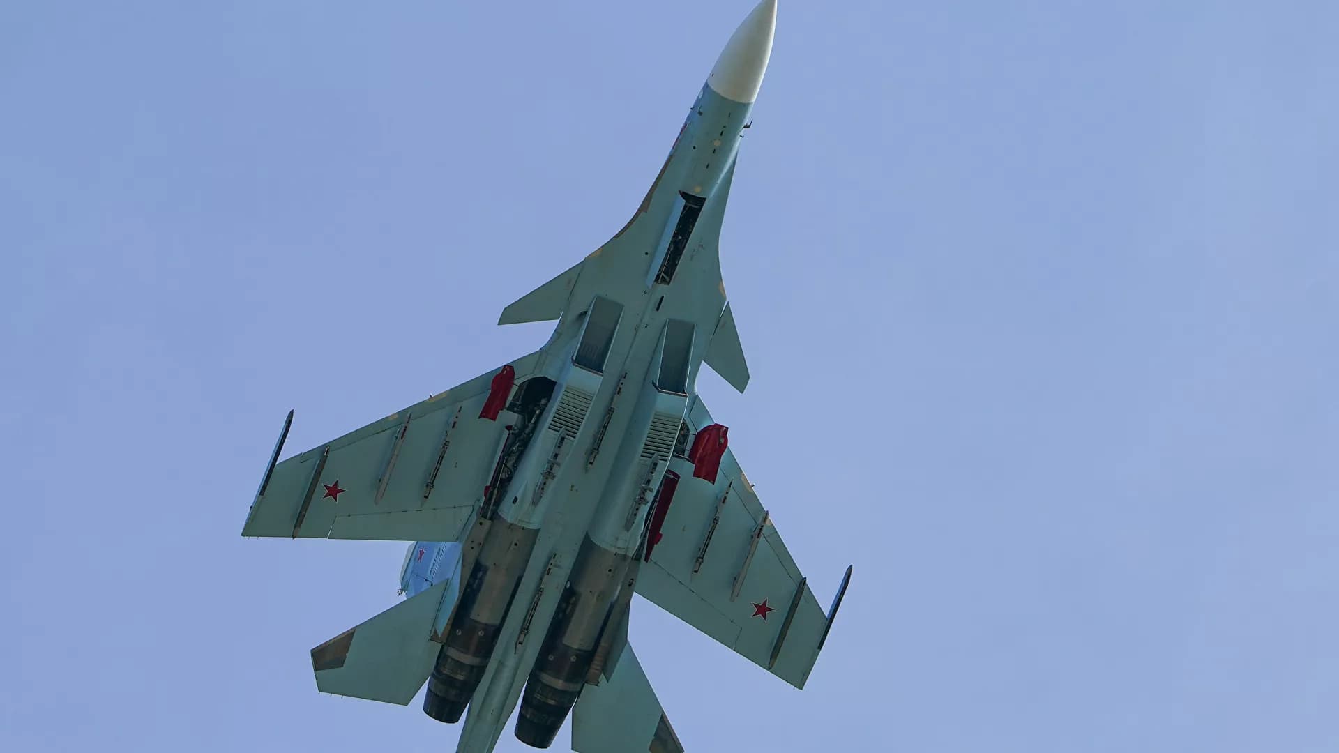 Caça russo Su-30 escolta avião-espião dos EUA sobre o mar Negro, diz Ministério da Defesa 