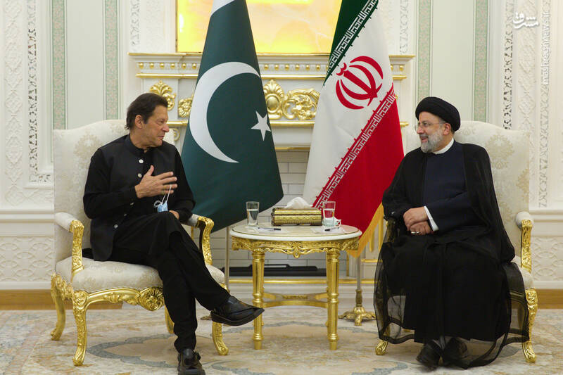  پابندیوں کے باوجود ایران ترقی و پیشرفت کی راہ پر گامزن ہے: عمران خان