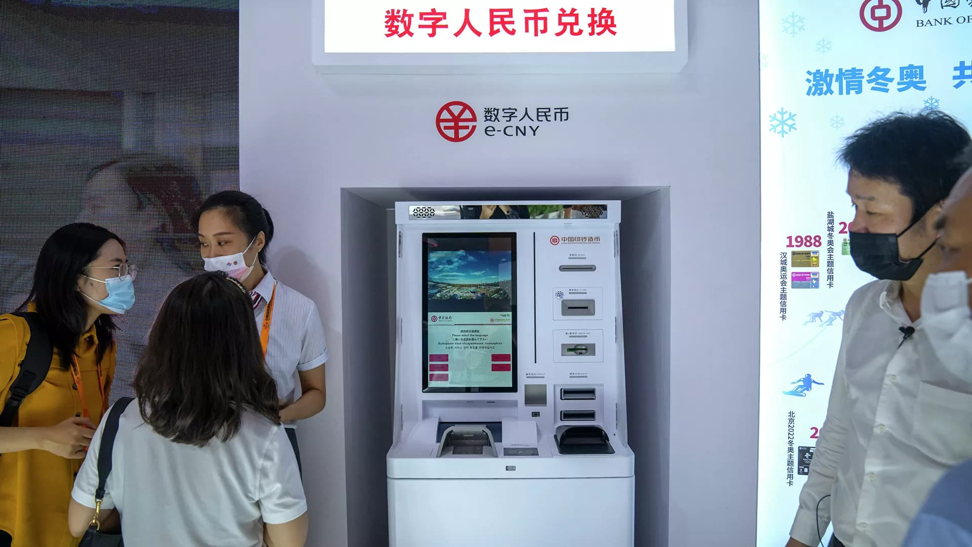 Chefe da inteligência britânica diz que China pode usar moeda digital para controlar mercado mundial