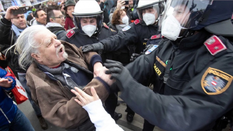 Austria, migliaia di persone in piazza contro le restrizioni anti-Covid