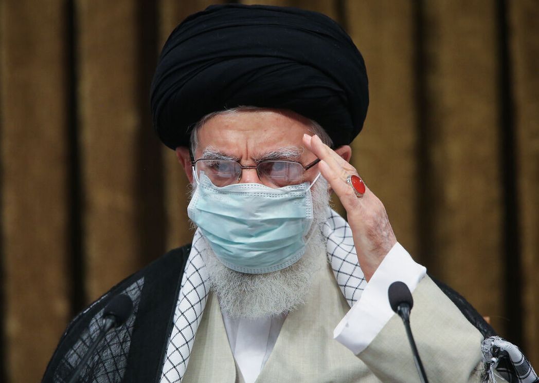 قائد الثورة يستقبل جمعا من الممرضين وعوائل شهداء السلامة في البلاد