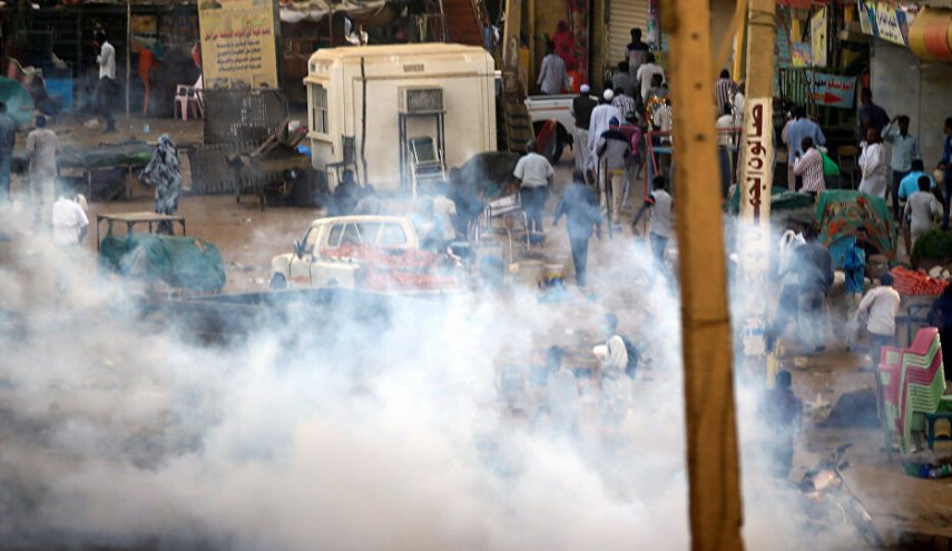 الشرطة السودانية تطلق الغاز المسيل للدموع لتفريق المتظاهرين في محيط القصر الجمهوري