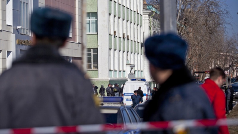 Russia, ex studente causa esplosione vicino scuola: feriti