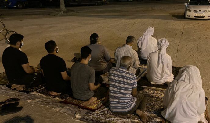 Warga Bahrain menunaikan solat magrib di atas runtuhan Masjid Al Alawiyat, Warga Bahrain menunaikan solat magrib di atas runtuhan Masjid Al Alawiyat,