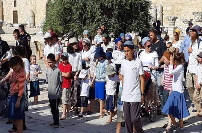 عشرات المستوطنين يدنسون الأقصى المبارك