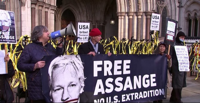 英米で表現の自由が息絶える　アサンジ氏が米送還に