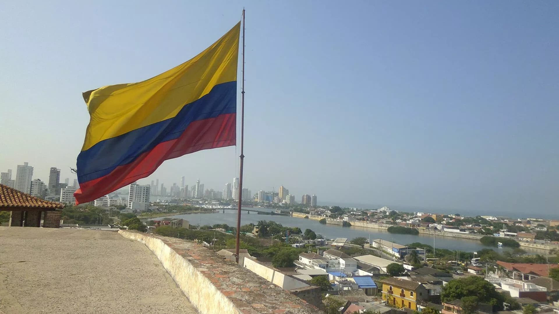 explosões em aeroporto de Cúcuta matam 3 pessoas, autoridades chamam ataque de terrorista