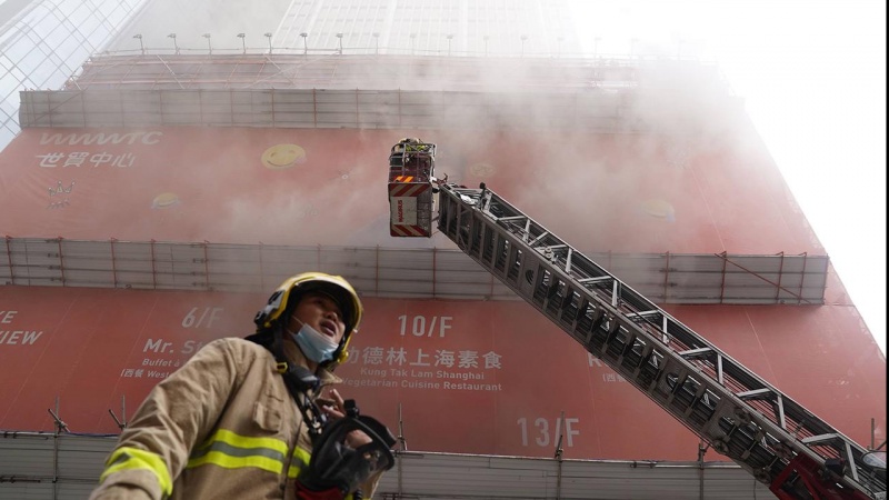 Incendio al World Trade Center di Hong Kong, decine di persone intrappolate