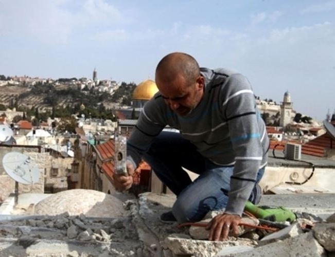 قوات العدو الصهيوني تجبر عائلة فلسطينية على هدم منازلها الثلاثة في القدس المحتلة 