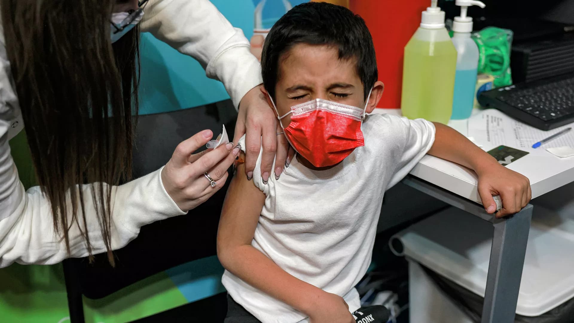 COVID-19: Portugal inicia vacinação de crianças de 5 a 11 anos, com polêmica e médicos divididos