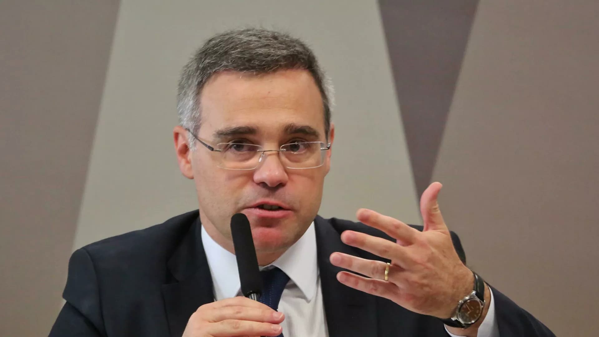 Um dia após posse André Mendonça é sorteado relator de notícia-crime contra Bolsonaro