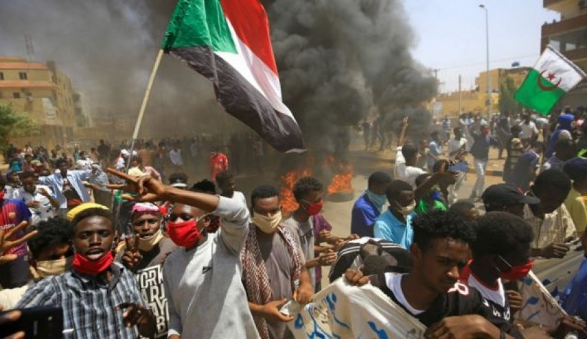 مظاهرات ليلية لرفض الانقلاب العسكري في العاصمة السودانية