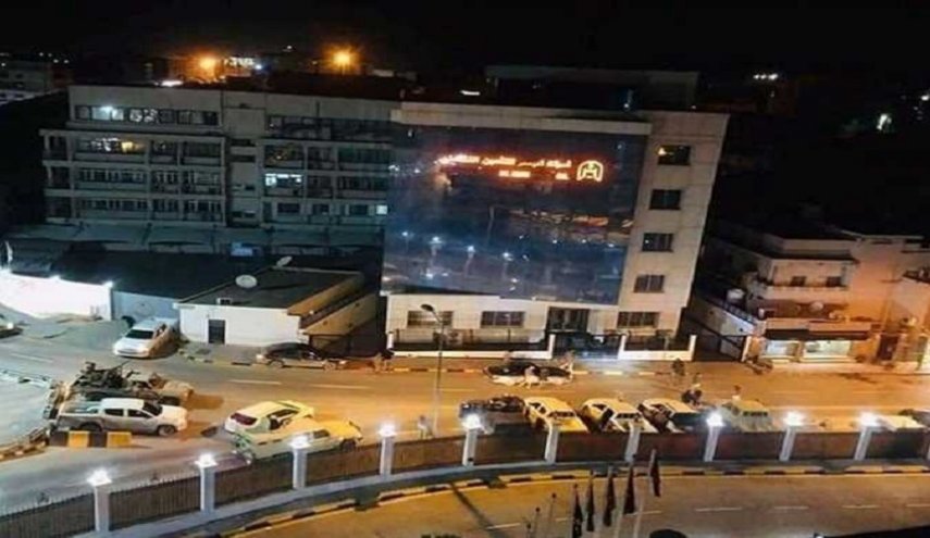 مسلحون يقتحمون رئاسة الوزراء في العاصمة الليبية