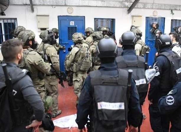 أسير فلسطيني ينفذ عملية طعن في سجن نفحة