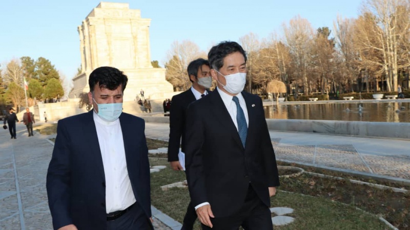 駐イラン日本大使が、フェルドウスィー廟を訪問
