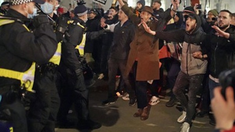 英ロンドンでコロナ規制に抗議するデモ隊が警察と衝突