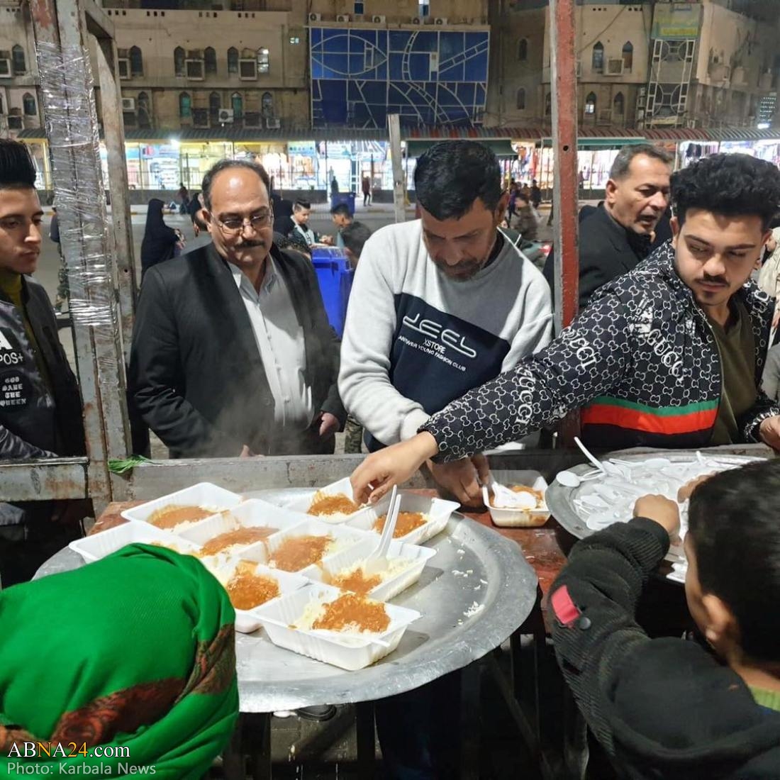 تقرير مصور/ توزيع الطعام عند جوار حرم ابي الفضل العباس (ع) بمناسبة الايام الفاطمية