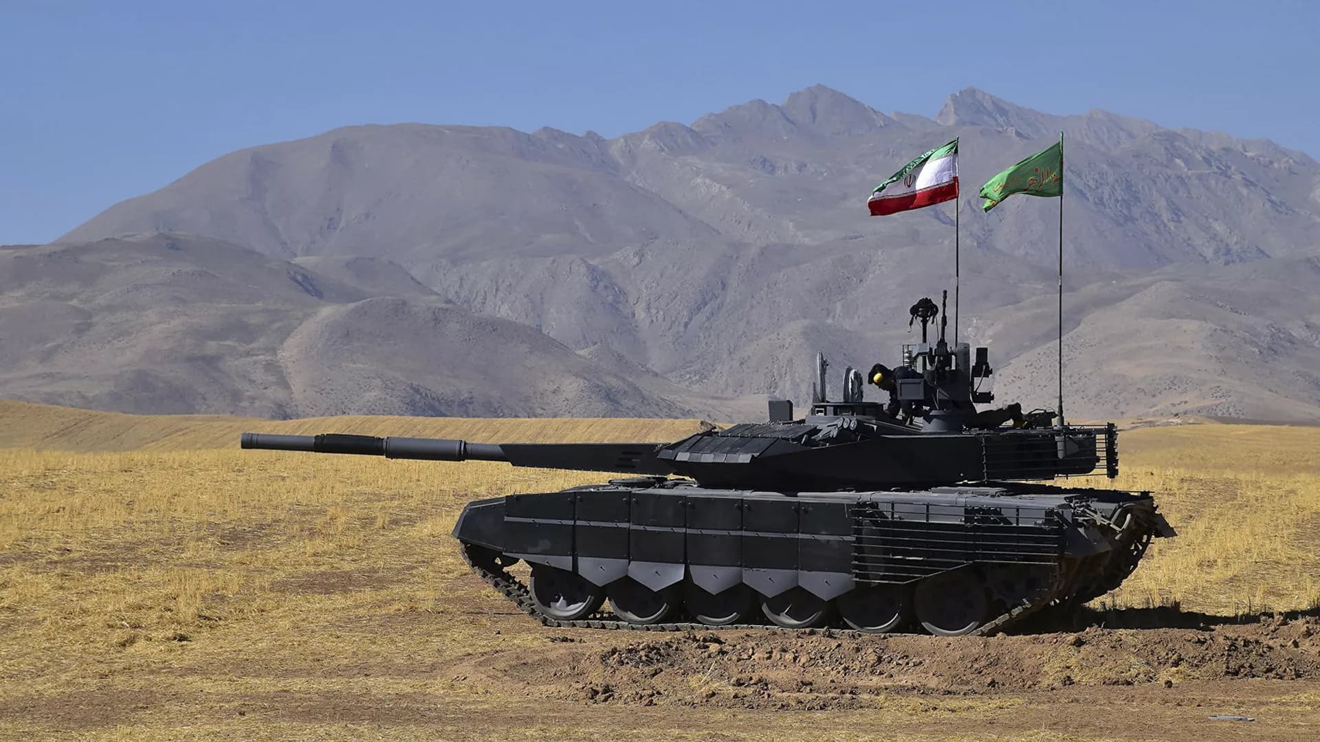 Irã testa novo tanque e drones de combate em exercício militar