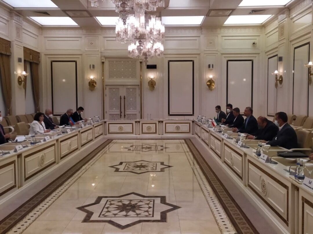 وزير الخارجية الايراني يجري مباحثات مع رئيسة البرلمان الاذربيجاني