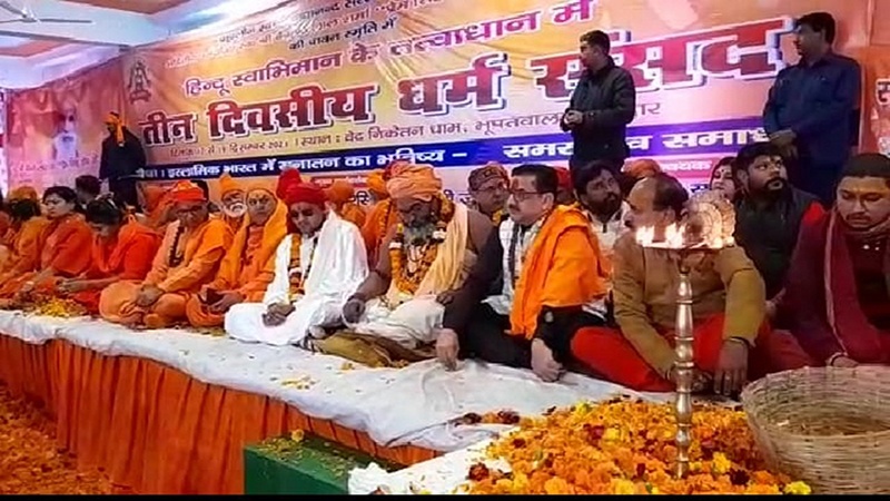 पैग़म्बरे इस्लाम का अपमान अभिव्यक्ति की स्वतंत्रता नहीं है, गेंद  पश्चिम के पाले में हैः पुतीन