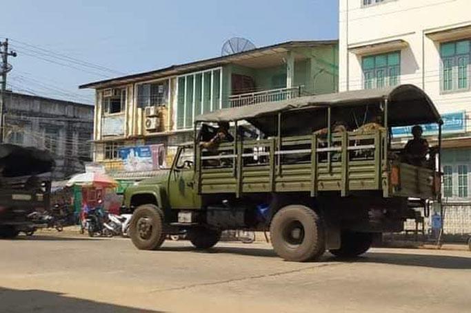 ဧရာဝတီတိုင္း တြင္ စစ္မႈထမ္းေဟာင္းမ်ား ကို ျပန္လည္ေခၚယူ၍ လက္နက္မ်ား တပ္ဆင္ေပး ထား ဟုဆို
